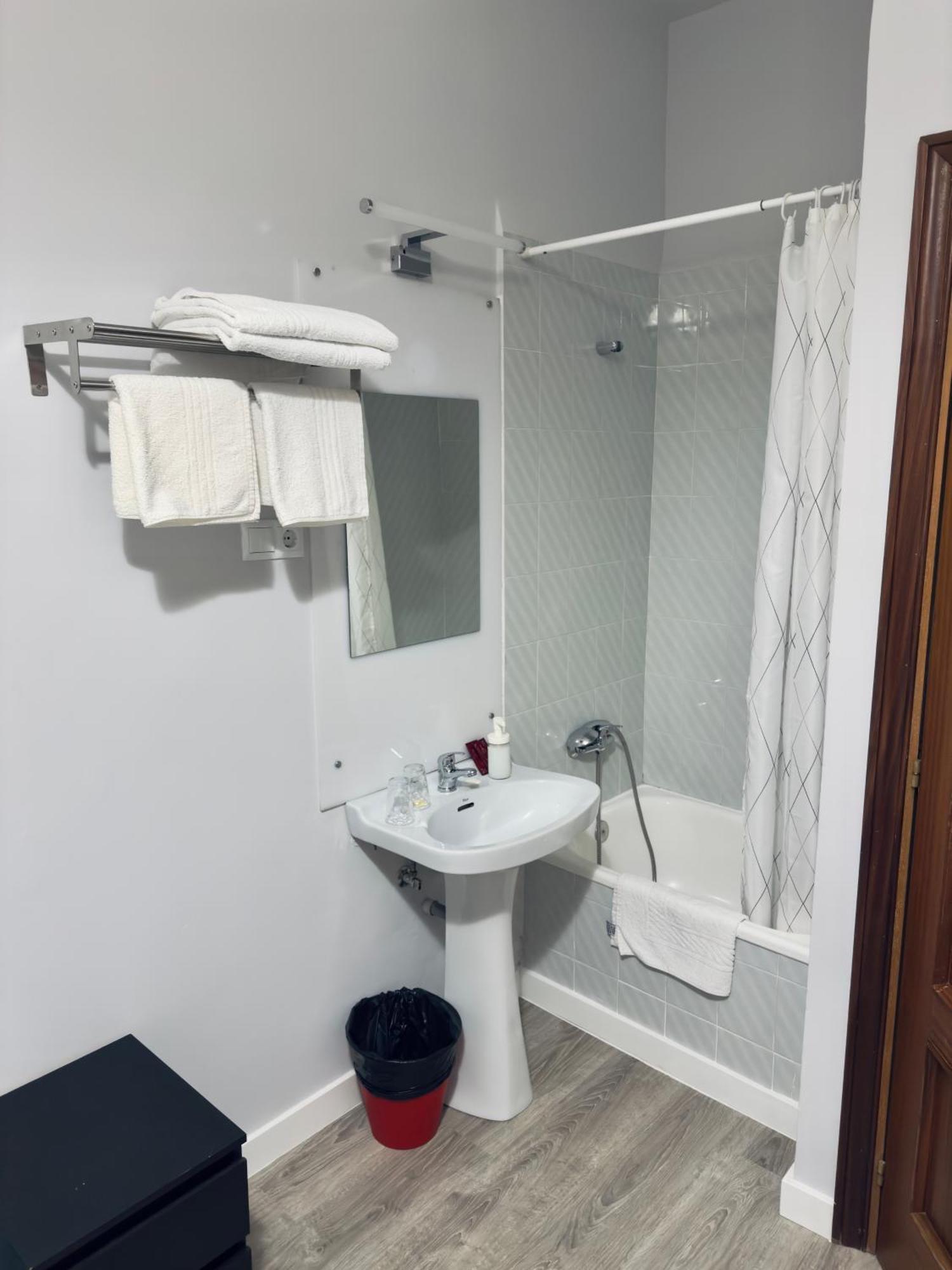 מדריד Hostal Conde De Alba מראה חיצוני תמונה